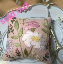 手刺繍ピンクッション　ハンドメイド　刺繍リネン100％　春の庭　くすみピンクのサムネイル