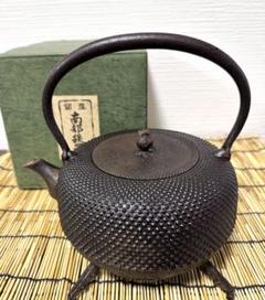 長期保管品、供箱付 南部金狐堂 虫喰鉉 18型アラレ 南部鉄瓶