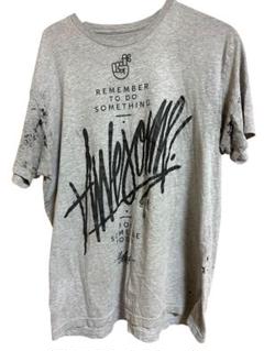 グレーのオーバーサイズTシャツ