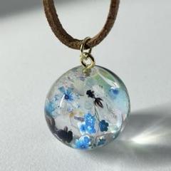 虹と青い花と金魚の球体チャームペンダント レジンネックレス