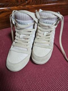 adidas ベージュ ハイカットスニーカー スタッズ付き