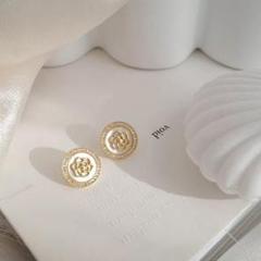 【新品】ゴールドローズイヤリング♡痛くなりにくいシリコンクリップタイプのサムネイル