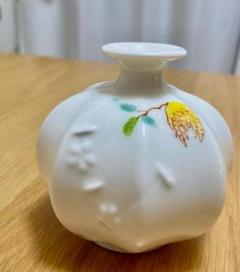花の模様の陶磁器一輪挿し