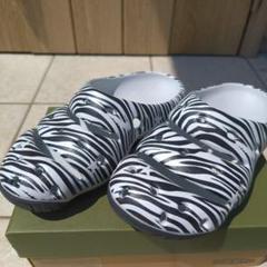 KEEN ヨギ ゼブラ柄サンダル ホワイト/ブラック美品 KEEN ヨギ ゼブラ柄サンダル ホワイト/ブラック美品 - メルカリ