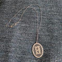 レースのようなデザインのロングネックレス★レタリング「H」