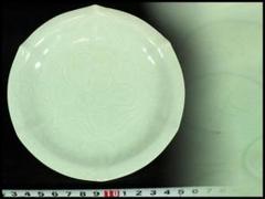 中国美術 白磁 刻草花紋 盤 φ15cm 影青(K-XA681) 中国美術 白磁 刻草花紋 盤 φ15cm 影青(K-XA681)