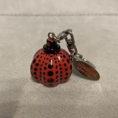 【未使用】草間彌生　かぼちゃキーホルダー２個 草間彌生 かぼちゃ キーホルダー 2個セット - メルカリ