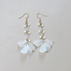 白い花びらのロングピアス　ハンドメイド　ホワイト