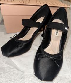 新しいスタイル miu miu バレリーナトゥサテンパンプス ブラック リボン付き 靴
