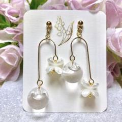 アシンメトリー　チェコガラス　ビーズ　雫　クリア　ホワイトフラワー　ドロップ　花