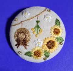 くるみボタン刺繍ブローチ