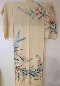 未使用品　正絹　きれいな花模様　クリーム色の着物