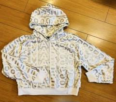MARC JACOBS モノグラムプリント ホワイト×シルバー パーカー Marc Jacobs モノグラム ジップパーカー | シルバートーン
