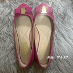 フェラガモ ヴァリナ ヴァラリボン フラットパンプス エナメル ネイビー　7C ヴァリナ VARINA レディース フラットシューズ |フェラガモ