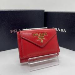 【美品】プラダ 三つ折財布 コンパクト財布 サフィアーノレザー 小銭入れ 赤 美品】プラダ 三つ折り財布 サフィアーノレザー 小銭入れ付き 赤