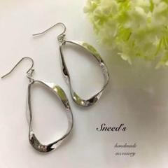 ▪シルバー変形オーバルリングチャームピアス/イヤリング