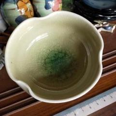 波形の陶器ボウル クリーム色と緑