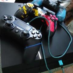 PlayStation 4 本体と3つのコントローラー
