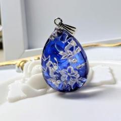 青い花柄レジンペンダント