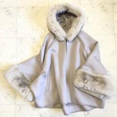 新品未使用 ヤマダヤスコットクラブ系列 fennel ファー付き フードポンチョ 新品未使用 ヤマダヤスコットクラブ系列 fennel ファー付き