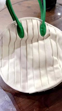 アイボリー ラウンド型バッグ 人形チャーム付き