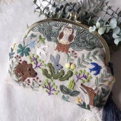 珊瑚の森のがま口ポーチ　手刺繍　ハンドメイド 森と動物の物語のがま口ポーチ 手刺繍 ハンドメイド - メルカリ