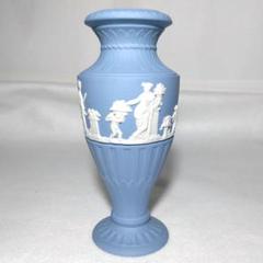 ウエッジウッド　青い陶器の浮彫り花瓶 高さ約20cm ウエッジウッド 青い陶器の浮彫り花瓶 高さ約20cm 美術品