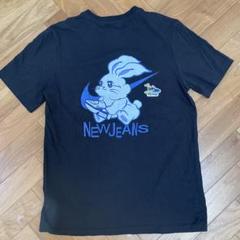 【L】NIKE New Jeans コラボ Tシャツ スモールプリントバニーズ L】NIKE New Jeans コラボ Tシャツ スモールプリントバニーズ