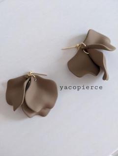 再入荷♪*ハンドメイド* マットベージュ花びら ピアス イヤリング