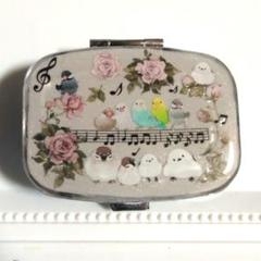 シマエナガ✧︎レジンピルケース 和柄 1319)シマエナガと梅の花のピルケースです ハンドメイド レジン