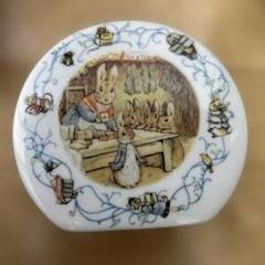 陶器　ピーターラビット貯金箱　鍵付き　ドイツ　BEATRIX POTTER ウェッジウッド「ピーターラビット 陶器 貯金箱」箱付き - メルカリ