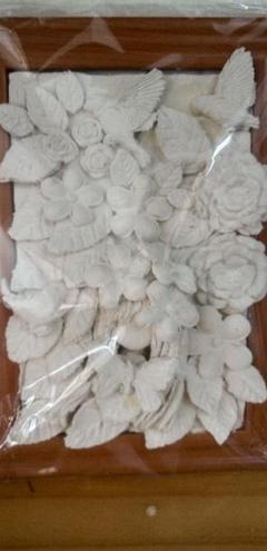 立体的な花と葉の彫刻粘土アート