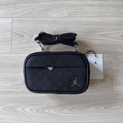 F06171 JORDAN BRAND モノグラム カメラ バッグ 黒 F06171 JORDAN BRAND モノグラム カメラ バッグ 黒 - メルカリ