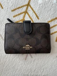 COACH 　 二つ折り財布 　エンボス COACH 二つ折り財布 型押し グレー - メルカリ