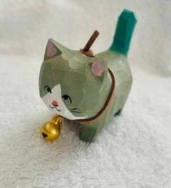 木製猫の置物 鈴付き