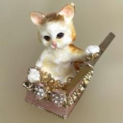 ☆新品/未使用☆ ピンクのボックスで遊ぶ子猫 アクセサリーケース (化粧箱付)
