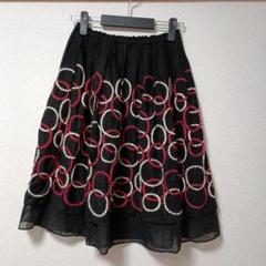 フレアスカート 黒 赤 白 円形模様刺繍
