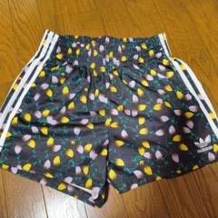 adidas 花柄ショートパンツ