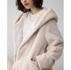 夏のみ限定値下げ　今年購入　ZOZO 美品　AZUL フェイクファーコートのサムネイル