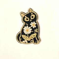 アイロンワッペン　黒猫　ネコ　花　刺繍ワッペン　かわいい　にゃんこ　金縁
