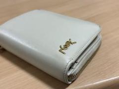 YSL ホワイトレザー 二つ折り財布 2025年最新】イヴサンローラン カラー：ホワイト系 二つ折り財布