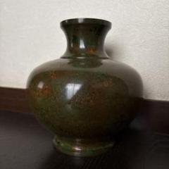 【未使用】高岡銅器 峰雲作 鋳銅花瓶 山水楼閣文 金銀細工 花器フラワーベース 新品未使用】叙勲記念 高岡銅器 鋳銅花瓶「峰雲」銘入り 菊紋 共