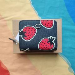 【新品未使用】COACH イチゴ柄 二つ折り財布 新品未使用】COACHアウトレットいちご柄二つ折り財布 - 小物