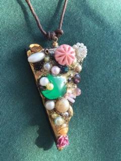手作りレジン　ペンダント　ネックレス　ビーズ　レトロボタン他　三角形