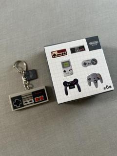 ゲームキューブ　コントローラー　ファミコン　キーホルダー キーホルダーサイズのゲームキューブコントローラーを実機が