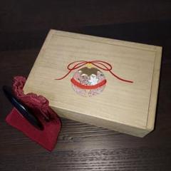 桐の木の小物入れとちりめんお生地きんちゃく入り枠木製鏡セットです。手まり押し絵柄