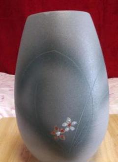 グレー 陶器 花瓶 葉模様