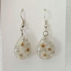 ドライフラワーのドロップ型レジンピアス【ホワイト】