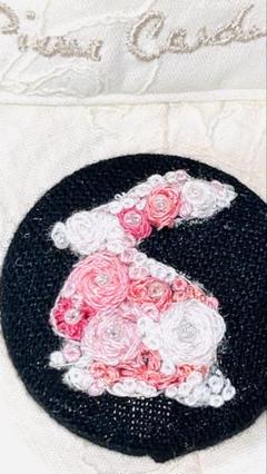 立体フランス刺繍　ピンクのうさぎ　フラワーBOX ブローチorヘアゴム　新品