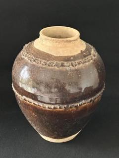 石のような硬い赤褐色の古壺